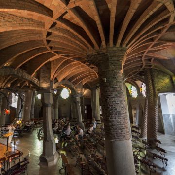 Interior de la Cripta Gaudí de la Colonia Güell. © Diputació de Barcelona