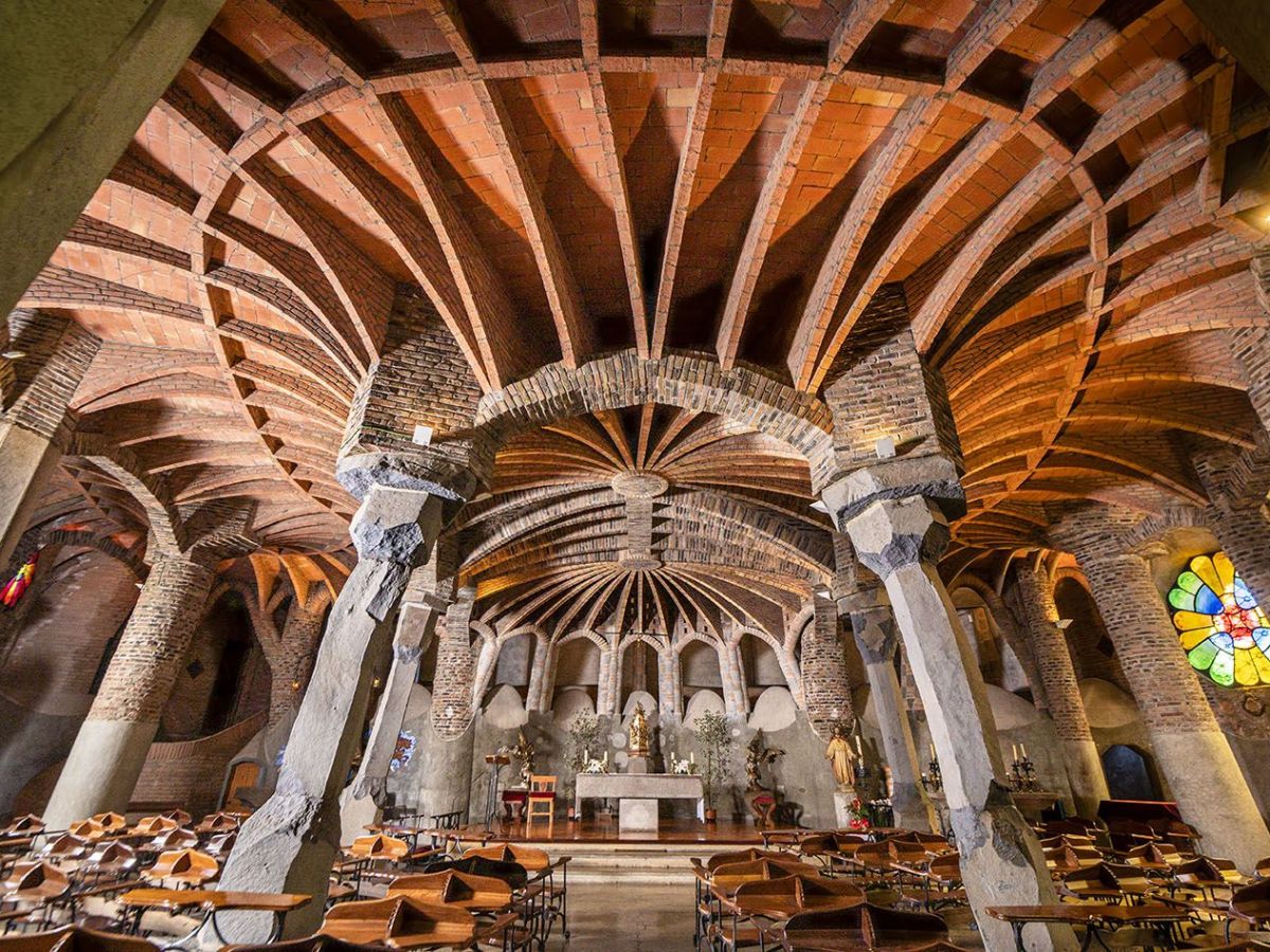 La Cripta Gaudí constituye una síntesis extraordinaria del universo gaudiniano. © Diputació de Barcelona