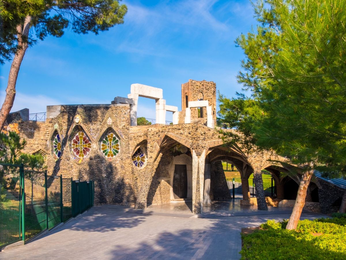 La Cripta Gaudí sembla emergir directament del mateix terreny natural. © Diputació de Barcelona