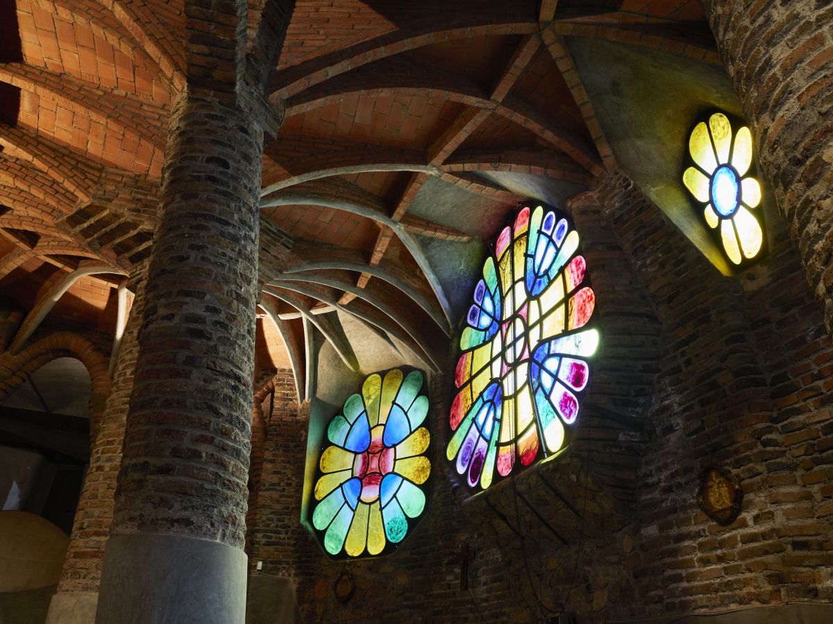 Vitralls de la Cripta Gaudí de la Colònia Güell. © Diputació de Barcelona