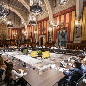 Los jóvenes participantes del programa Barcelona 2040 en el Salón de Ciento del Ayuntamiento de Barcelona. © Barcelona Global Los jóvenes participantes del programa Barcelona 2040 en el Salón de Ciento del Ayuntamiento de Barcelona. © Barcelona Global