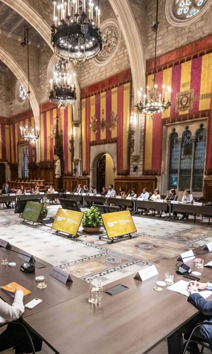 Los jóvenes participantes del programa Barcelona 2040 en el Salón de Ciento del Ayuntamiento de Barcelona. © Barcelona Global