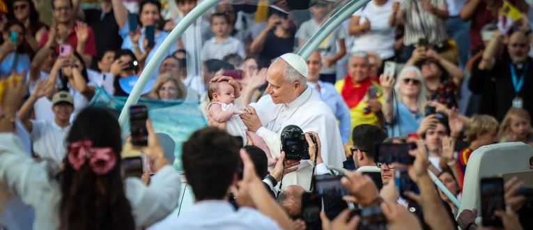 El Papa beneint un nadó a l'Estadi Olímpic (c) Jordi Borràs : ACN