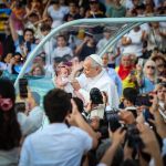 El Papa beneint un nadó a l'Estadi Olímpic (c) Jordi Borràs : ACN
