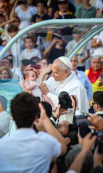 El Papa beneint un nadó a l'Estadi Olímpic (c) Jordi Borràs : ACN