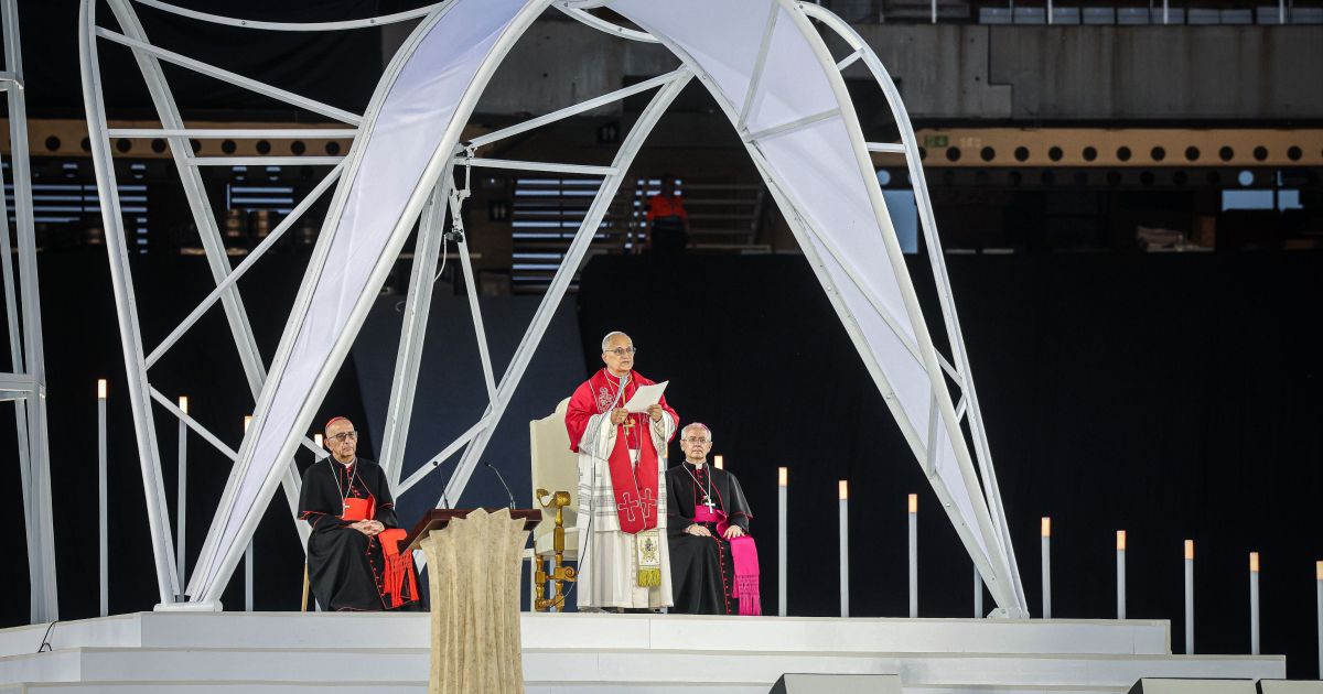 El Papa a l'escenari de l'Estadi Olímpic, inspirat en Gaudí (c) Jordi Borràs : ACN El Papa a l'escenari de l'Estadi Olímpic, inspirat en Gaudí (c) Jordi Borràs : ACN