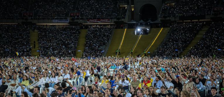 Fieles en la parte final de la vigilia del papa León XIV en el Estadi Olímpic © Jordi Borràs | ACN Fieles en la parte final de la vigilia del papa León XIV en el Estadi Olímpic © Jordi Borràs | ACN