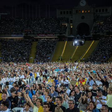 Fieles en la parte final de la vigilia del papa León XIV en el Estadi Olímpic  © Jordi Borràs | ACN