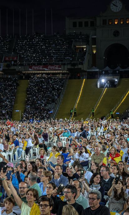 Fieles en la parte final de la vigilia del papa León XIV en el Estadi Olímpic  © Jordi Borràs | ACN