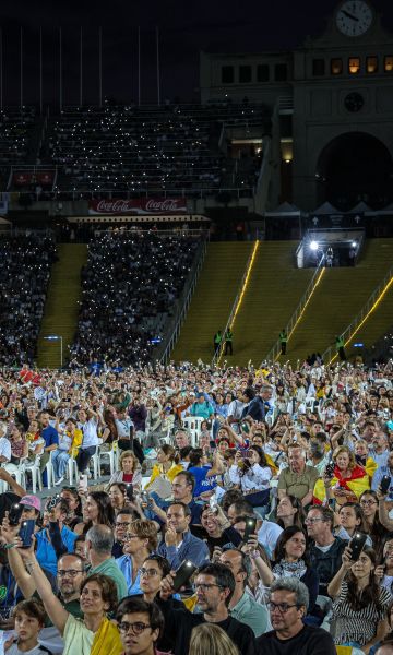 Fieles en la parte final de la vigilia del papa León XIV en el Estadi Olímpic © Jordi Borràs | ACN Fieles en la parte final de la vigilia del papa León XIV en el Estadi Olímpic © Jordi Borràs | ACN