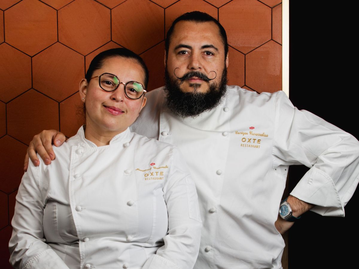 Los chefs Kike Casarubias y Mon Estrada, propietarios del restaurante parisino Oxte.