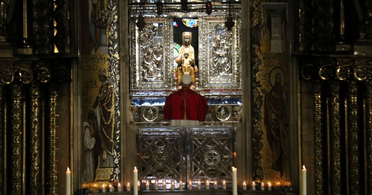 El Papa davant la Moreneta a Montserrat. © Nia Escolà . ACN El Papa davant la Moreneta a Montserrat. © Nia Escolà . ACN