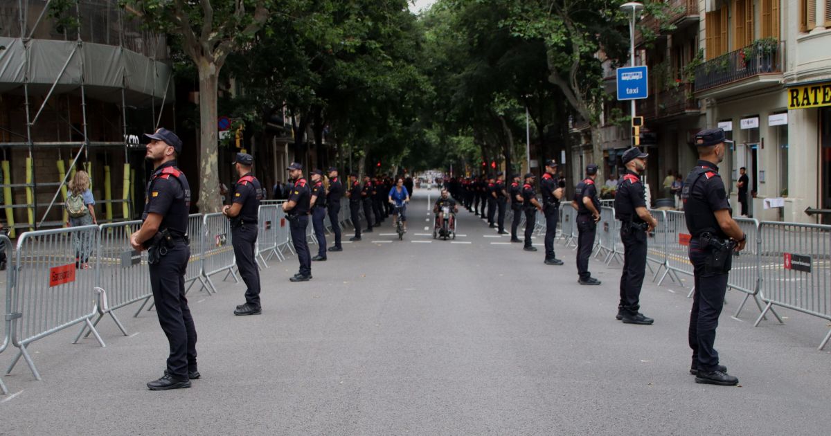 Mossos en posició al carrer Rosselló. © Blanca Blay ACN Mossos en posició al carrer Rosselló. © Blanca Blay ACN