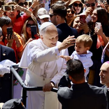 Papa bendice a un niño en Montserrat. © Laura Busquets / ACN