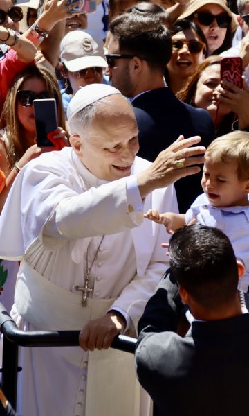 Papa bendice a un niño en Montserrat. © Laura Busquets / ACN