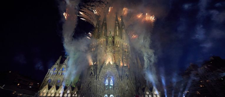 La Sagrada Familia durante el espectáculo de luces y fuegos. © Manuel Queimadelos / Basílica de la Sagrada Família La Sagrada Familia durante el espectáculo de luces y fuegos. © Manuel Queimadelos / Basílica de la Sagrada Família