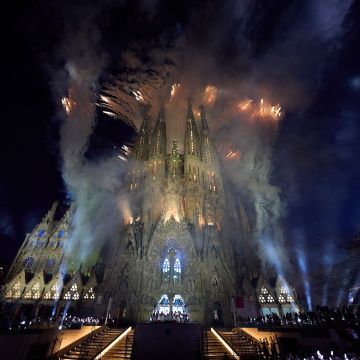 La Sagrada Familia durante el espectáculo de luces y fuegos. © Manuel Queimadelos / Basílica de la Sagrada Família La Sagrada Familia durante el espectáculo de luces y fuegos. © Manuel Queimadelos / Basílica de la Sagrada Família