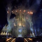 La Sagrada Familia durante el espectáculo de luces y fuegos. © Manuel Queimadelos / Basílica de la Sagrada Família