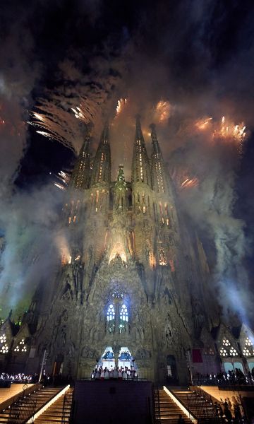 La Sagrada Familia durante el espectáculo de luces y fuegos. © Manuel Queimadelos / Basílica de la Sagrada Família La Sagrada Familia durante el espectáculo de luces y fuegos. © Manuel Queimadelos / Basílica de la Sagrada Família