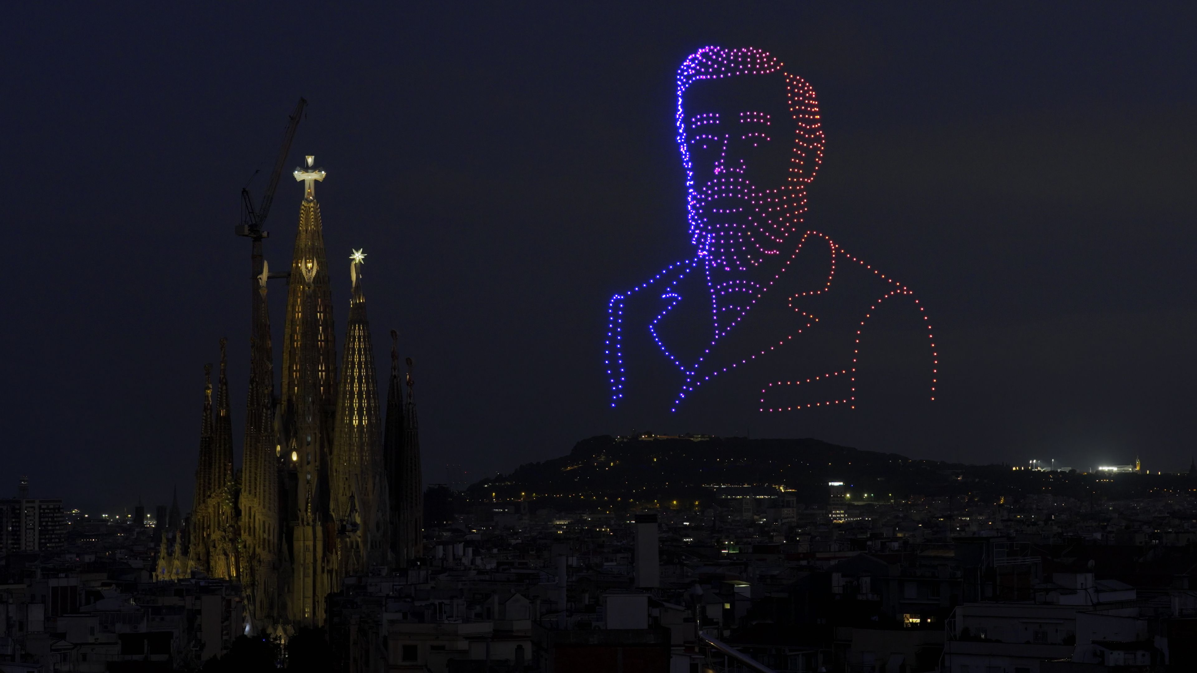 La Sagrada Família i la figura de Gaudí dibuixada amb drons. 