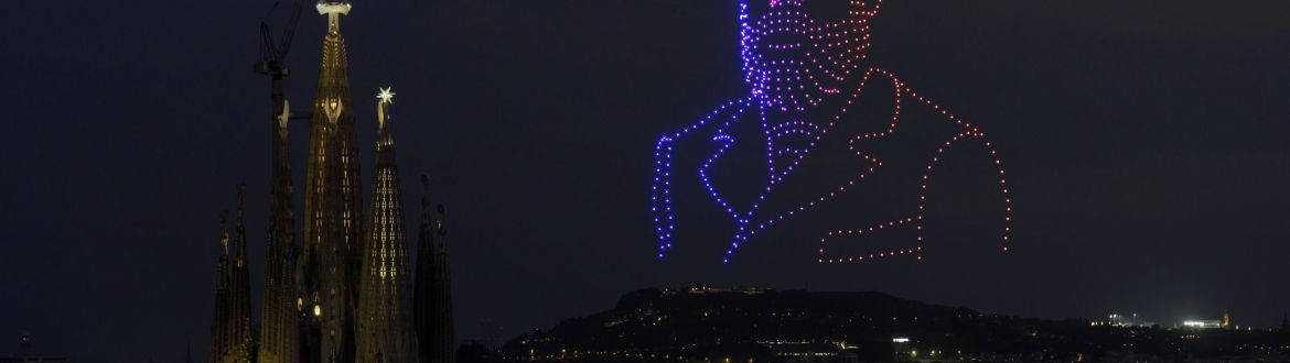 La Sagrada Família i la figura de Gaudí dibuixada amb drons. 