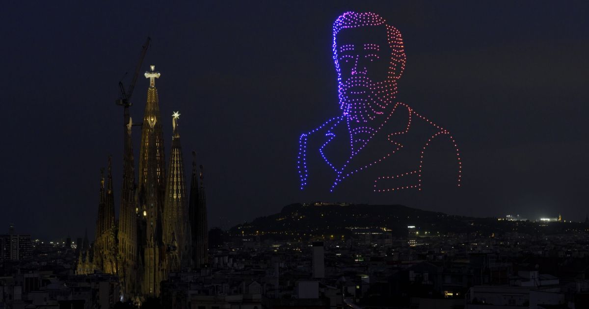 La Sagrada Família i la figura de Gaudí dibuixada amb drons. La Sagrada Família i la figura de Gaudí dibuixada amb drons.