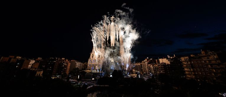 La Sagrada Familia iluminada con fuegos artificiales. © Martí Segura