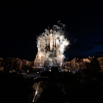 La Sagrada Familia iluminada con fuegos artificiales. © Martí Segura