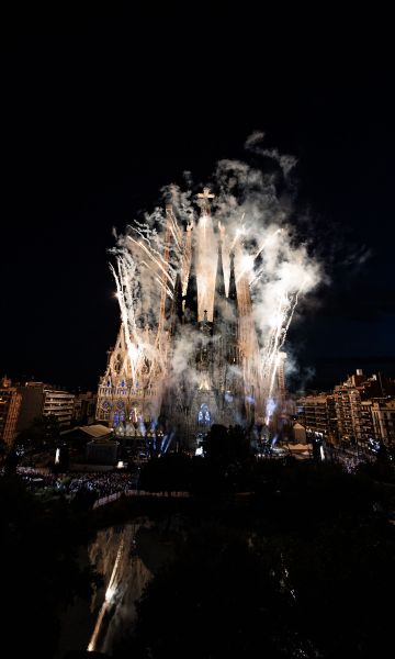 La Sagrada Familia iluminada con fuegos artificiales. © Martí Segura