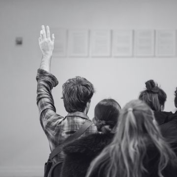 Los líderes que mayor autoridad real proyectan no son los que tienen siempre una respuesta preparada. ©  Kat Von Wood / Unsplash