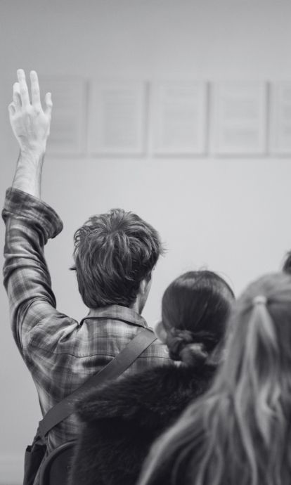 Los líderes que mayor autoridad real proyectan no son los que tienen siempre una respuesta preparada. ©  Kat Von Wood / Unsplash
