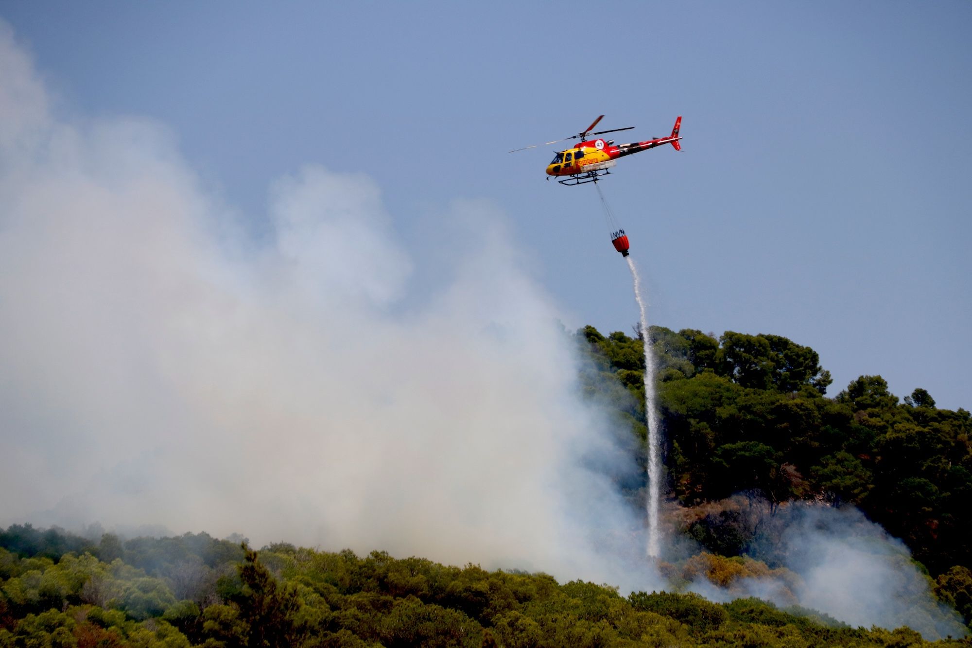 Un helicóptero de Bomberos de la Generalitat en un incendio. © Arnau Martínez / ACN
