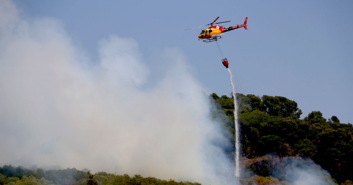 Un helicóptero de Bombers de la Generalitat en un incendio por Arnau Martínez : ACN Un helicóptero de Bombers de la Generalitat en un incendio por Arnau Martínez : ACN