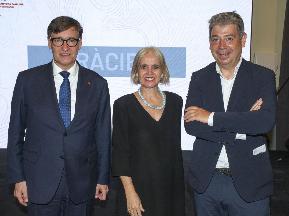 Salvador Illa, president de la Generalitat; Rosa Tous, presidenta de l'ASCEF; i Eloi Planes, president executiu de Fluidra. © ASCEF Salvador Illa, president de la Generalitat; Rosa Tous, presidenta de l'ASCEF; i Eloi Planes, president executiu de Fluidra. © ASCEF