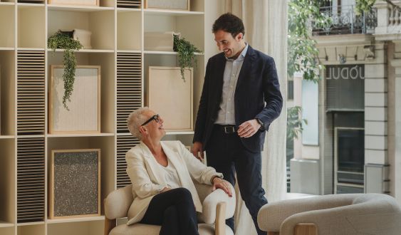 Dolors Barfull y Aman Cabanas, directivos de Jòdul, en el nuevo showroom de Barcelona
