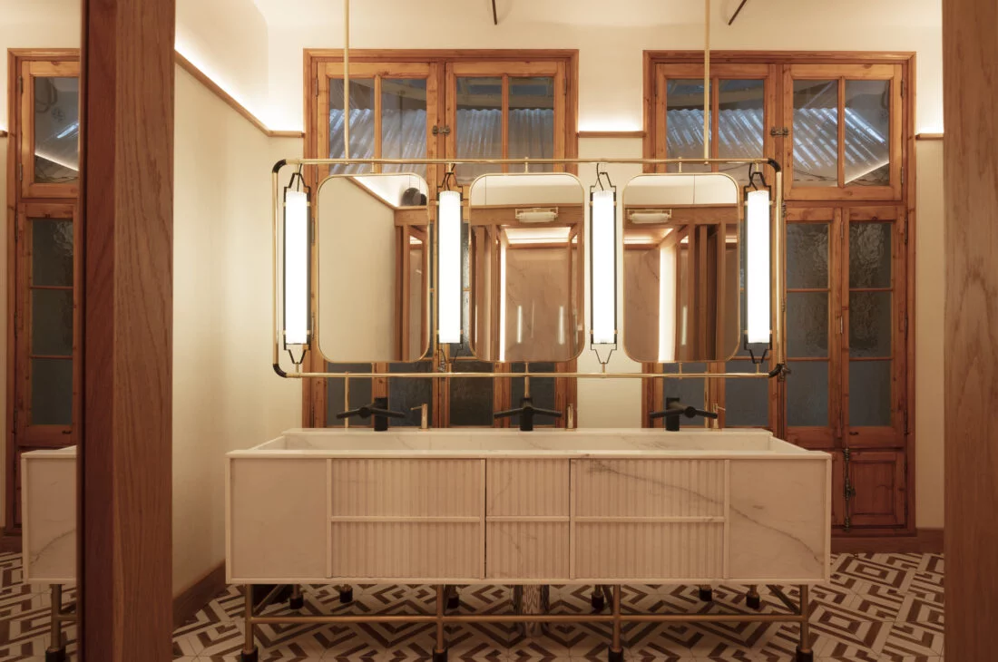 Per als nous banys públics de la Casa Batll´ço, hem treballat un paviment de parquet porcellànic i blanc mat esmaltat fet a mida. Per als nous banys públics de la Casa Batll´ço, hem treballat un paviment de parquet porcellànic i blanc mat esmaltat fet a mida.