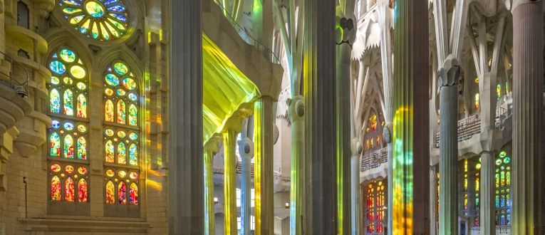 Interior de la Sagrada Familia bañado por los colores de las vidrieras. Interior de la Sagrada Familia bañado por los colores de las vidrieras.