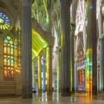 Interior de la Sagrada Familia bañado por los colores de las vidrieras.