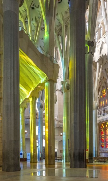 Interior de la Sagrada Familia bañado por los colores de las vidrieras. Interior de la Sagrada Familia bañado por los colores de las vidrieras.