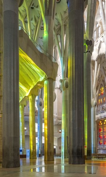 Interior de la Sagrada Familia bañado por los colores de las vidrieras.