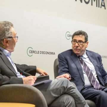 Philippe Aghion conversa con Xavier Vives, presidente del Consell Consultiu del Institut de Política Econòmica (IPI), tras su conferencia © Cercle d'Economia