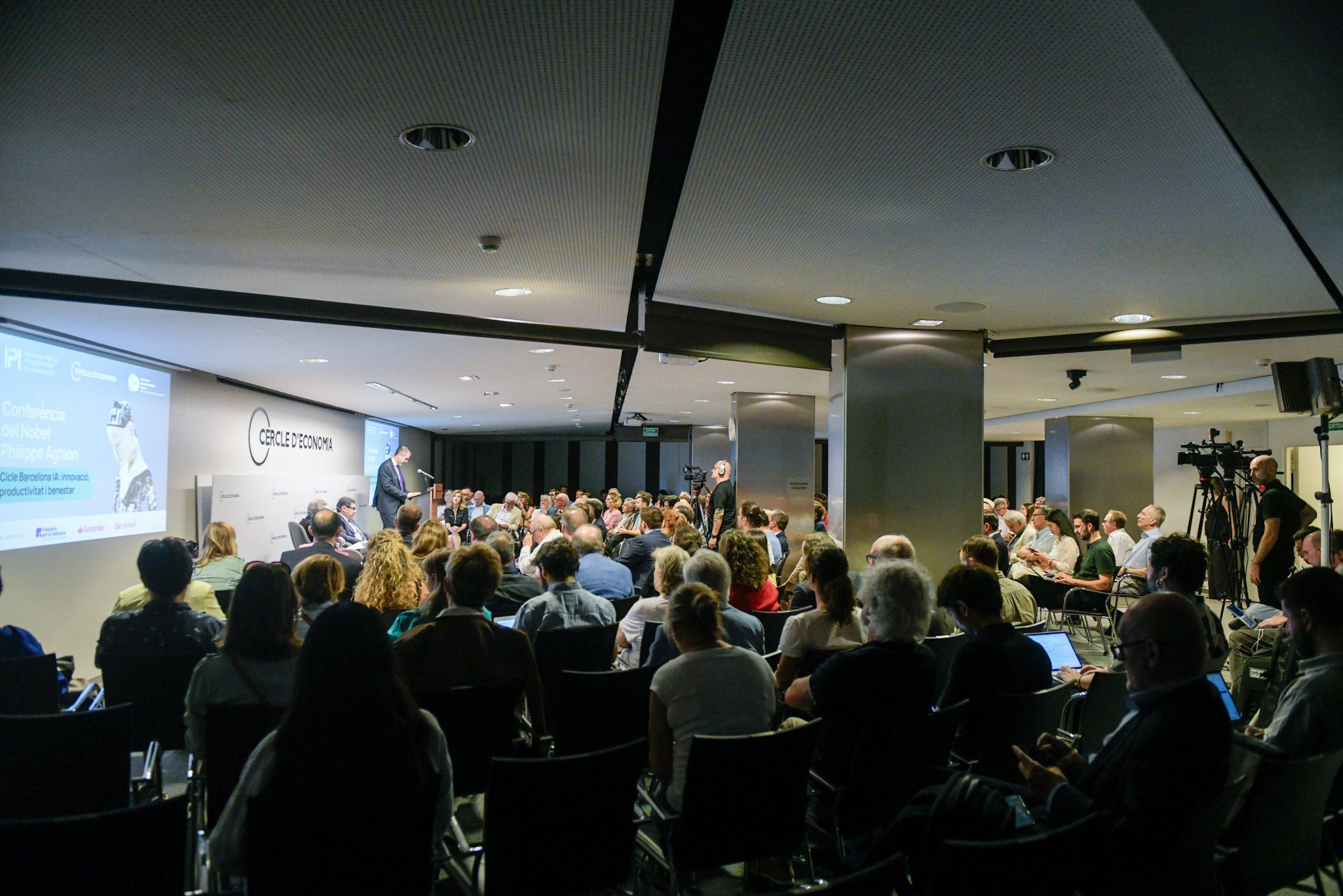 El primer encuentro del ciclo Barcelona IA: innovación, productividad y bienestar llenó el auditorio del Cercle d’Economia © Cercle d'Economia El primer encuentro del ciclo Barcelona IA: innovación, productividad y bienestar llenó el auditorio del Cercle d’Economia © Cercle d'Economia