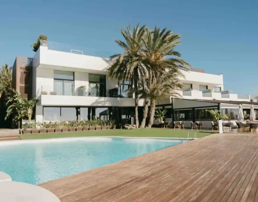 El Hotel Playa Grande Tropical en Gavà Mar presenta una fiesta de blanco para la verbena 