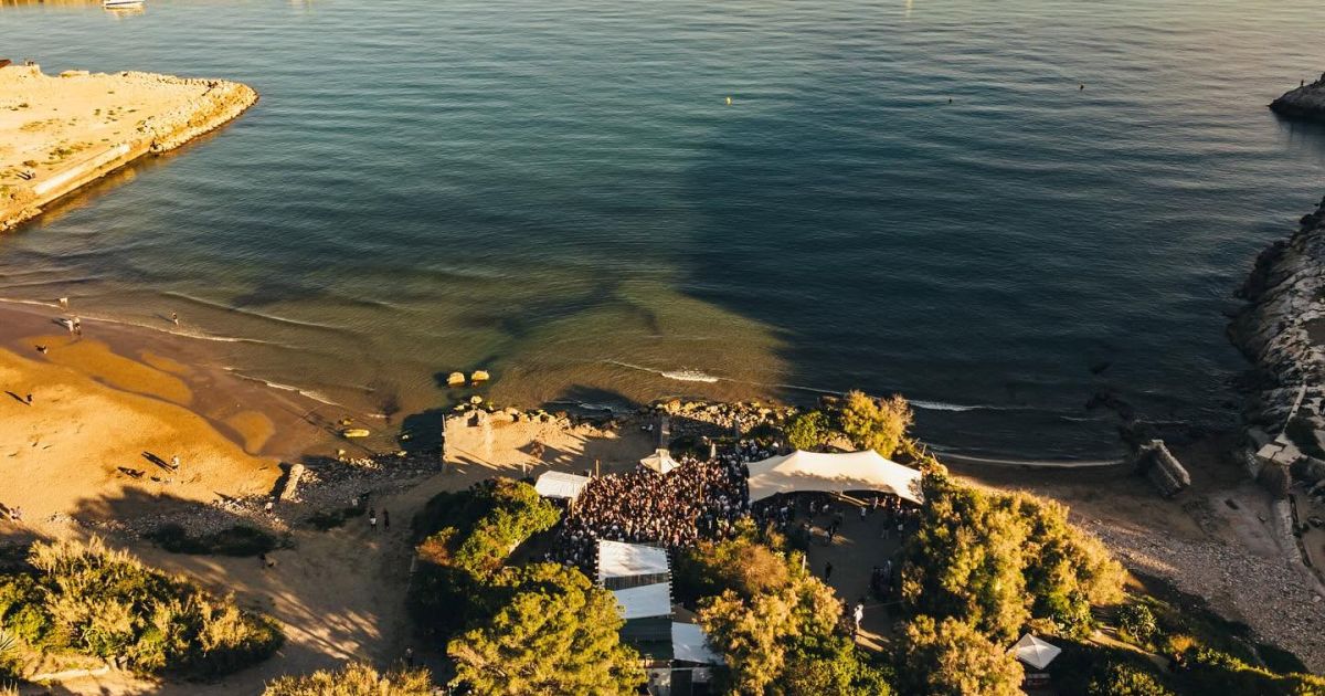 Hola Club Sitges ofrece una celebración de 10 horas en su beach club 