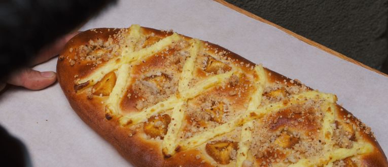 Una de las cocas de Sant Joan de Pa de Kilo, elaborada con masa de larga fermentación Una de las cocas de Sant Joan de Pa de Kilo, elaborada con masa de larga fermentación