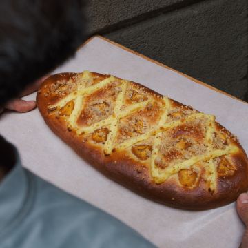 Una de las cocas de Sant Joan de Pa de Kilo, elaborada con masa de larga fermentación Una de las cocas de Sant Joan de Pa de Kilo, elaborada con masa de larga fermentación