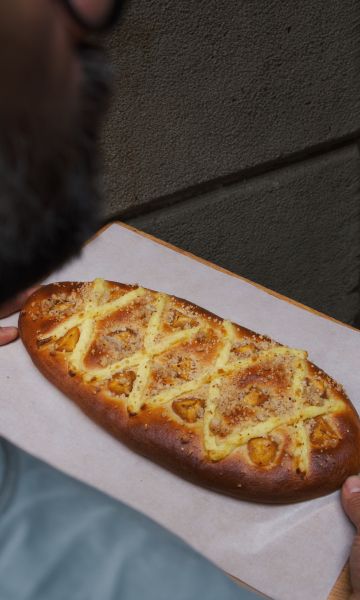 Una de las cocas de Sant Joan de Pa de Kilo, elaborada con masa de larga fermentación Una de las cocas de Sant Joan de Pa de Kilo, elaborada con masa de larga fermentación