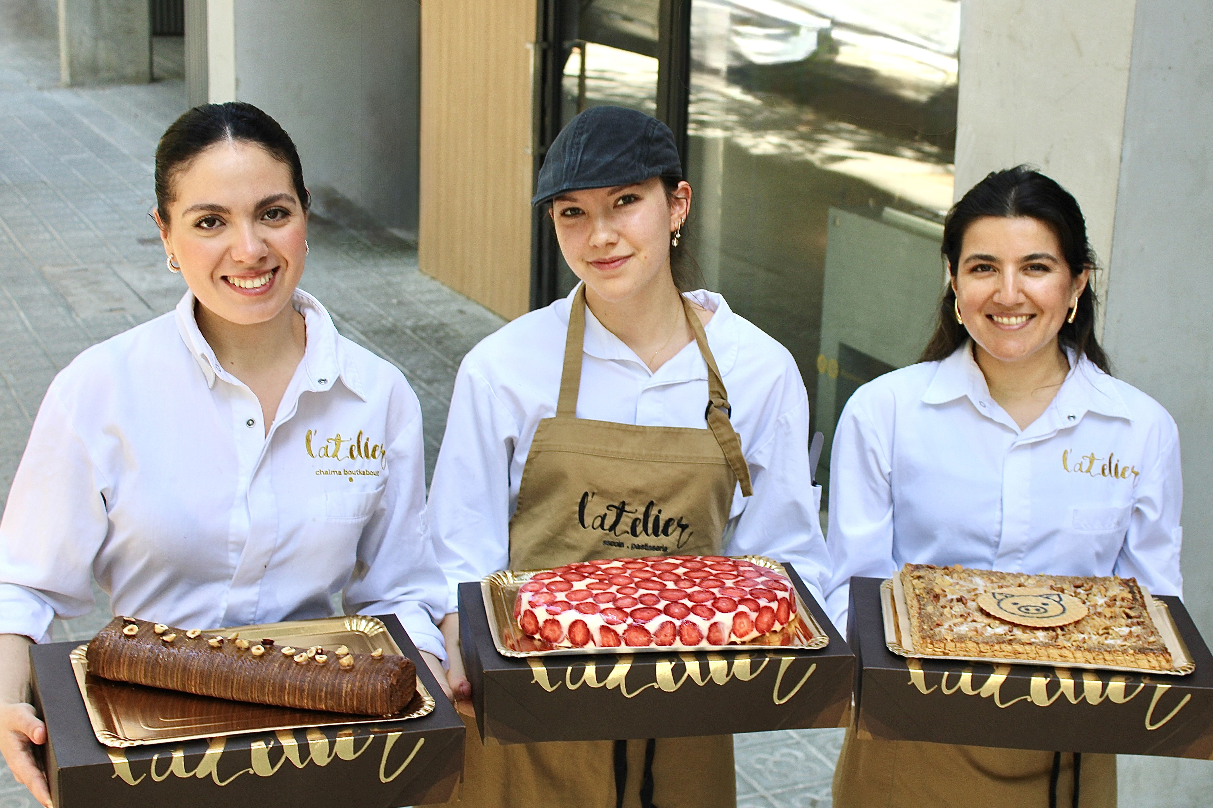L’equip de L’Atelier Barcelona presenta tres de les propostes destacades de la campanya de Sant Joan 2026Deluxe de Chocolate, Fraisier i la coca de llardons. L’equip de L’Atelier Barcelona presenta tres de les propostes destacades de la campanya de Sant Joan 2026Deluxe de Chocolate, Fraisier i la coca de llardons.