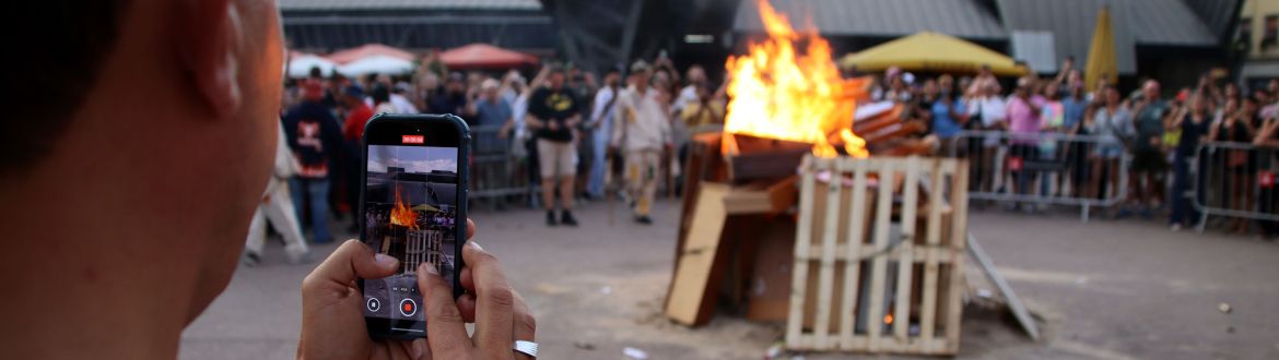Foguera encesa amb la Flama del Canigó a la Barceloneta per Jordi Bataller : ACN Foguera encesa amb la Flama del Canigó a la Barceloneta per Jordi Bataller : ACN
