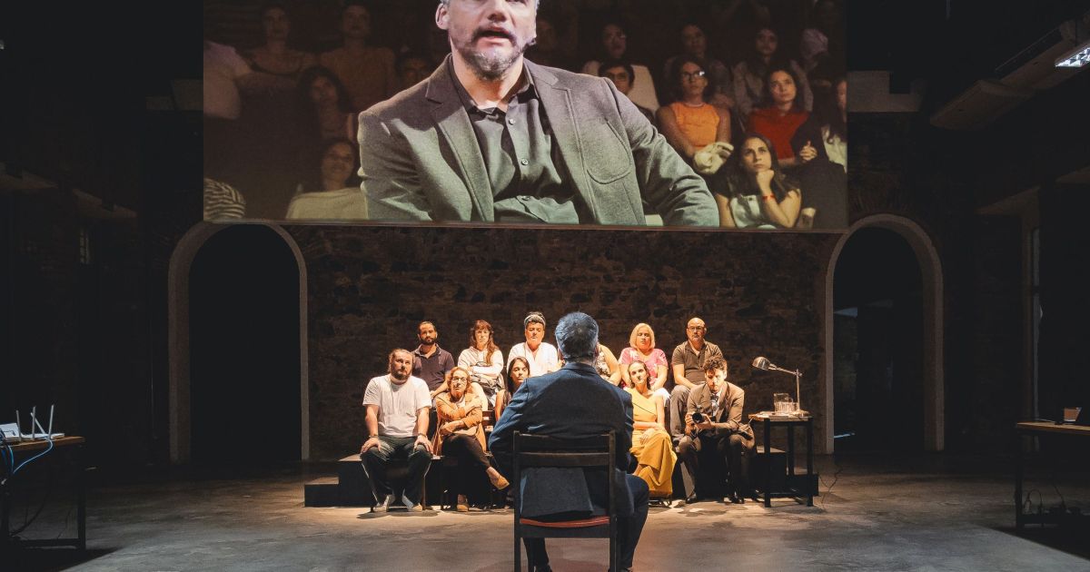 Um julgamento, es una propuesta inspirada en Un enemigo del pueblo, de Henrik Ibsen. ©Caio Lírio Um julgamento, es una propuesta inspirada en Un enemigo del pueblo, de Henrik Ibsen. ©Caio Lírio